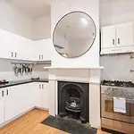 Kozyguru | Balmain | Charming 3 Room Cottage